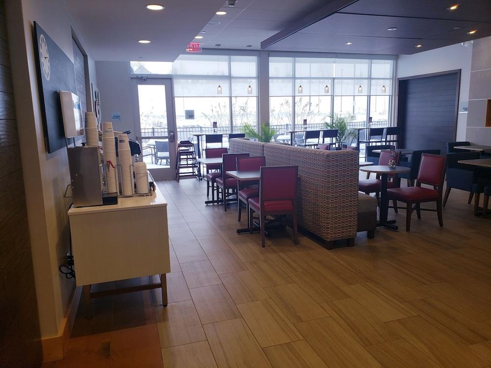 Holiday Inn Express & Suites By Ihg Altoona By Ihg Buitenkant foto
