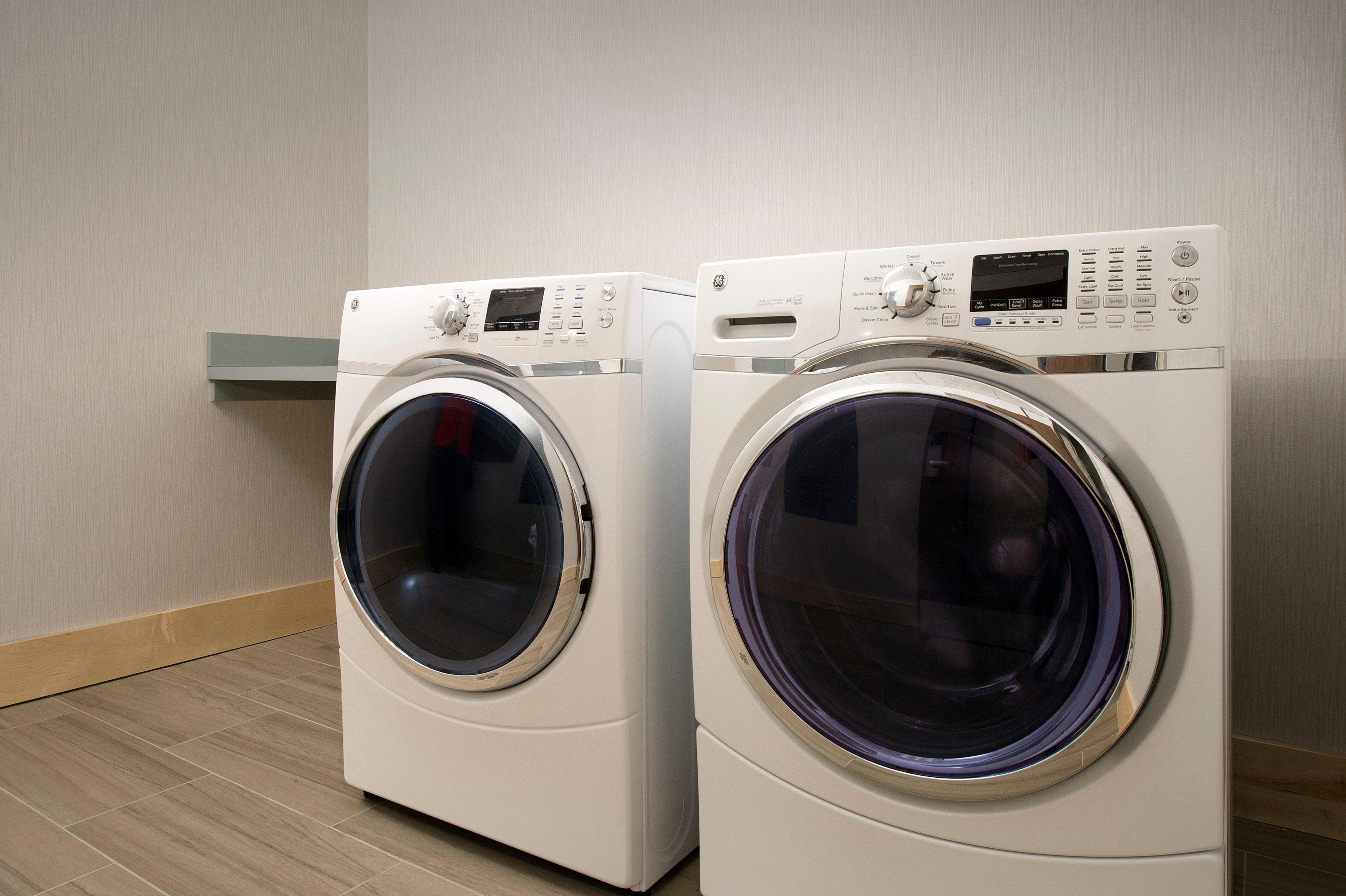 Holiday Inn Express & Suites By Ihg Altoona By Ihg Buitenkant foto