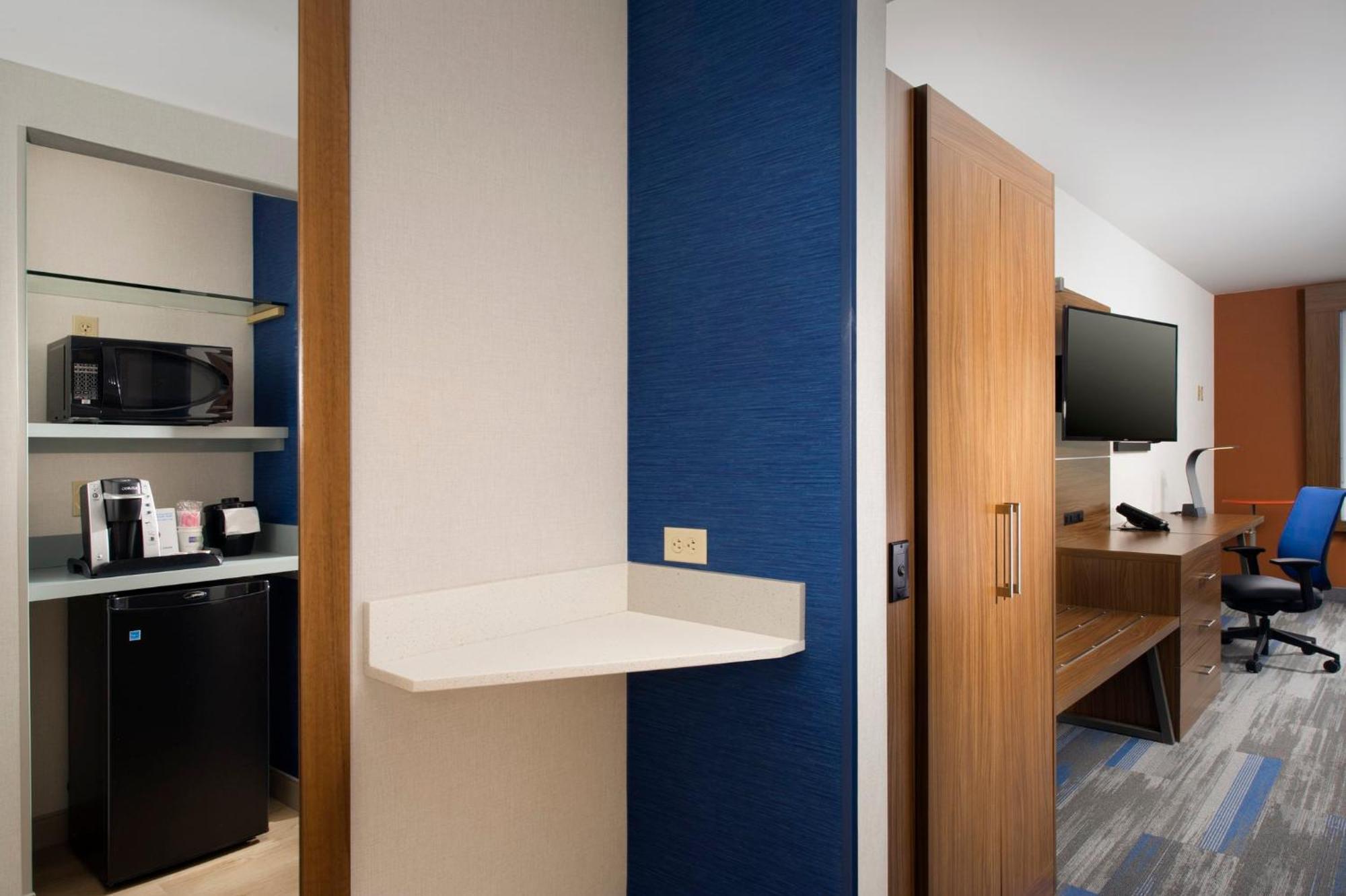 Holiday Inn Express & Suites By Ihg Altoona By Ihg Buitenkant foto