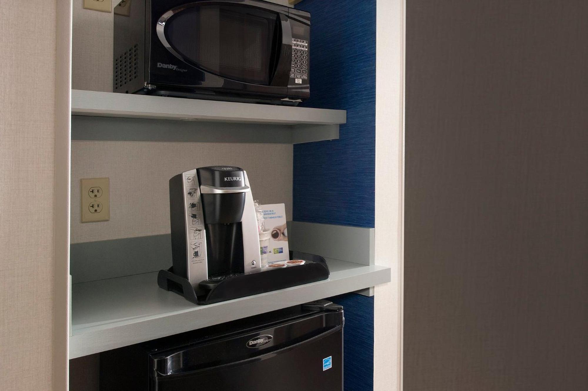 Holiday Inn Express & Suites By Ihg Altoona By Ihg Buitenkant foto