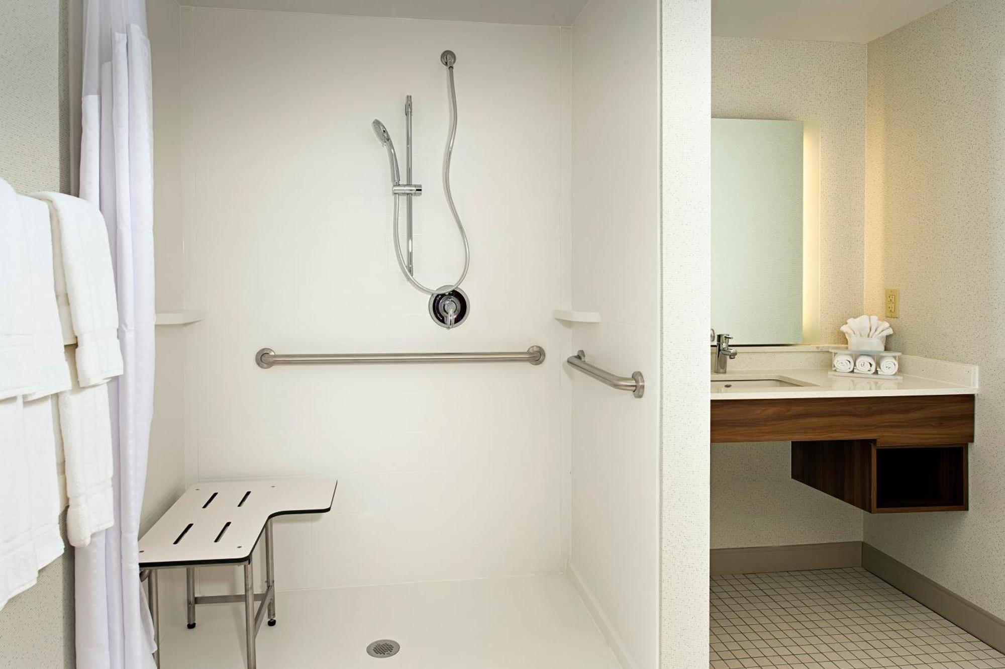 Holiday Inn Express & Suites By Ihg Altoona By Ihg Buitenkant foto