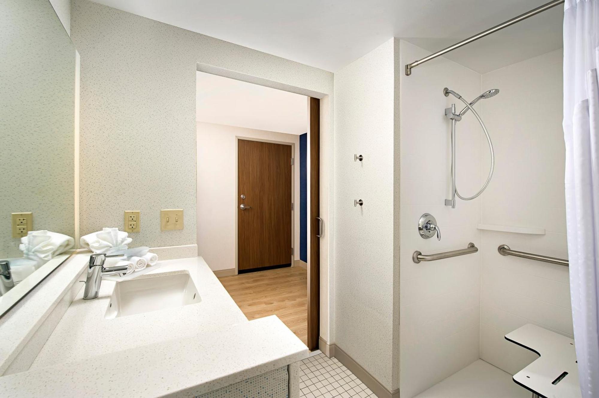 Holiday Inn Express & Suites By Ihg Altoona By Ihg Buitenkant foto