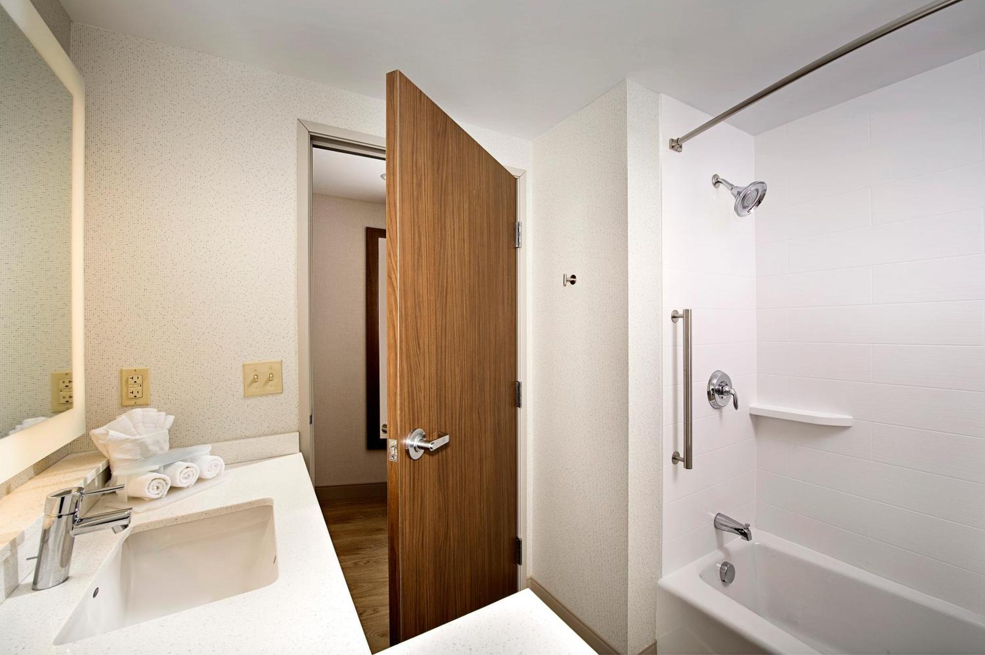 Holiday Inn Express & Suites By Ihg Altoona By Ihg Buitenkant foto